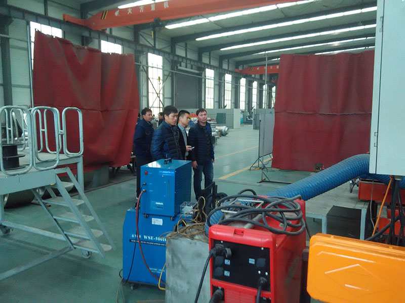 客戶參觀我公司鋁合金焊接自動化設備。